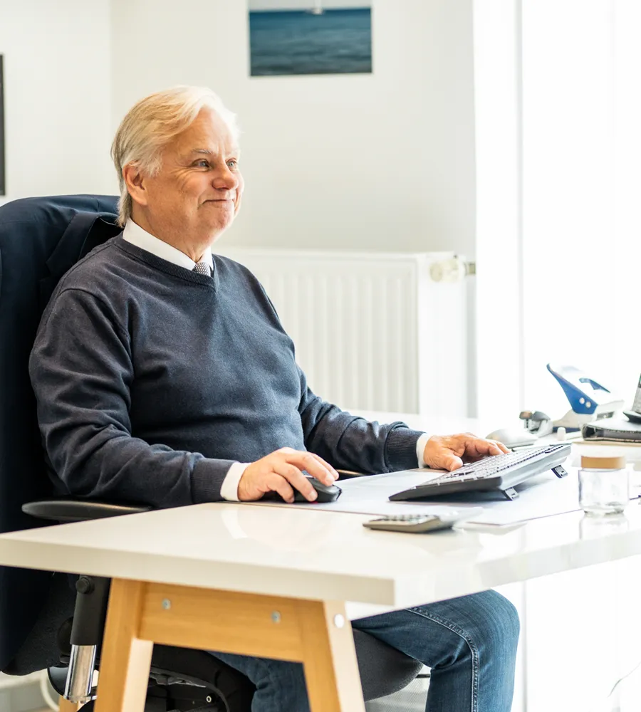 Geschäftsführer Frank Luga im Büro von Nordsee Immobilien in Butjadingen.